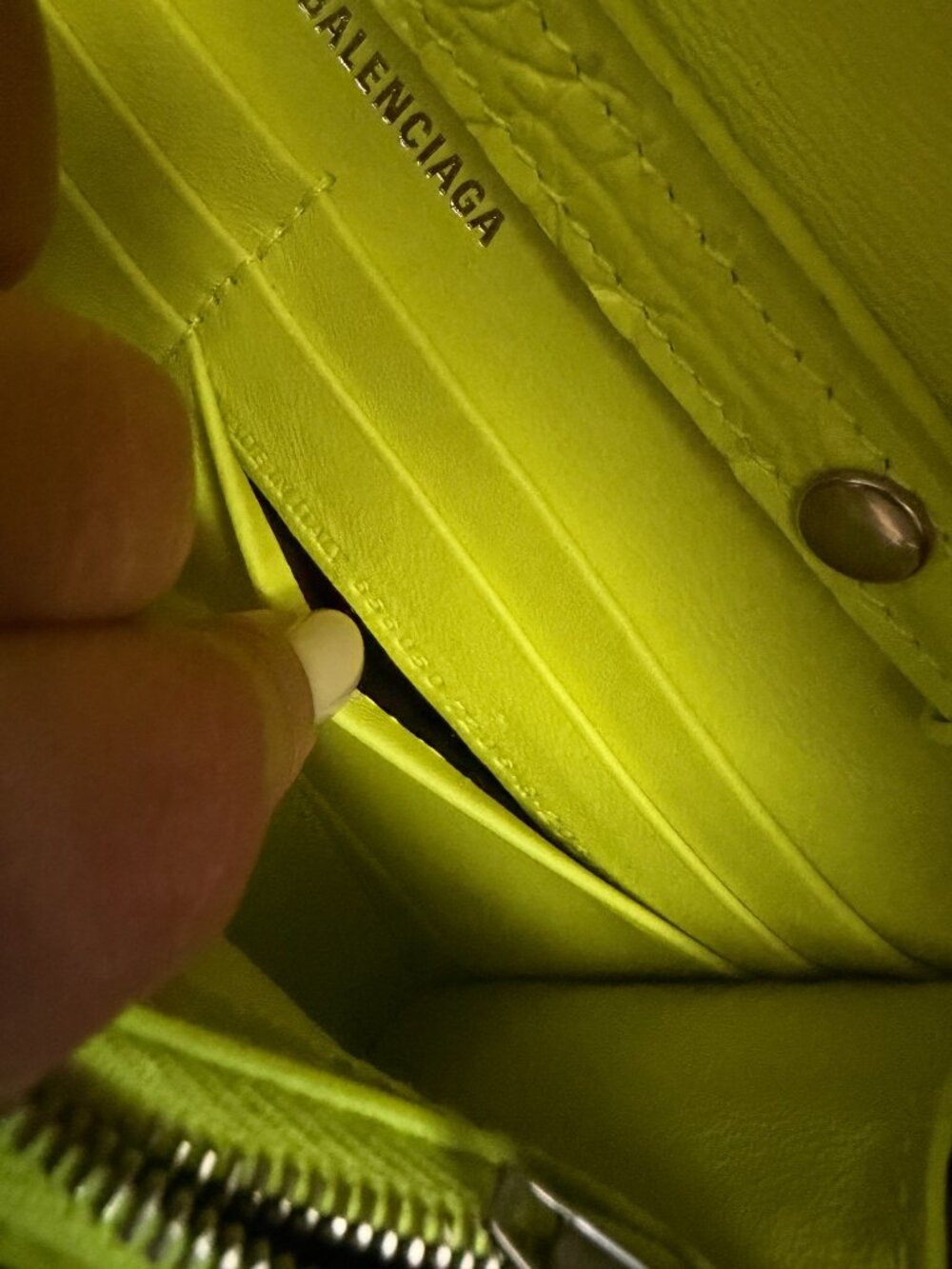 Balenciaga Hourglass Wallet On Chain - Picture 10 of 12